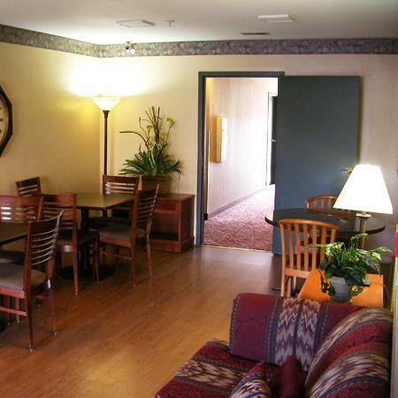 Days Inn & Suites By Wyndham Sellersburg Restaurant photo
