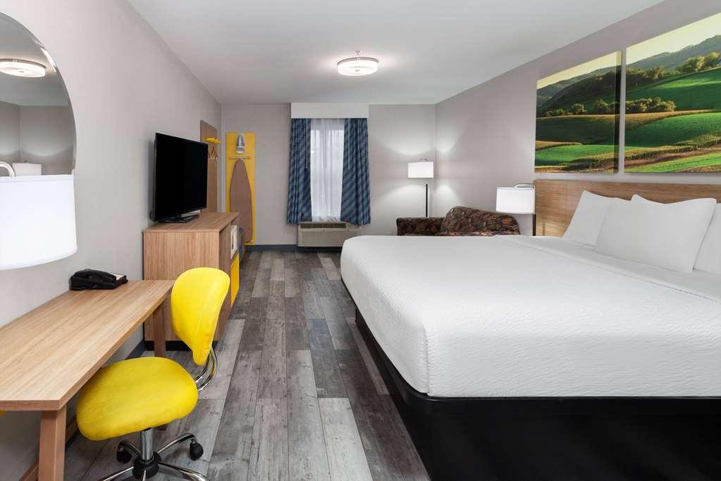 Days Inn & Suites By Wyndham Sellersburg Room photo