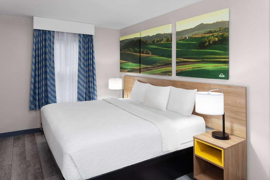 Days Inn & Suites By Wyndham Sellersburg Room photo